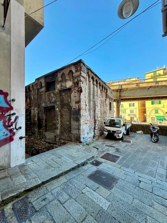 Cortile interno - Negozio vico delle Camelie, 8, Genova (zona Centro Storico) - foto 1