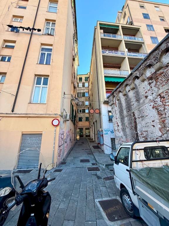 Zona - Negozio vico delle Camelie, 8, Genova (zona Centro Storico) - foto 2