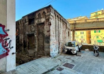 Cortile interno - Negozio vico delle Camelie, 8, Genova (zona Centro Storico) - foto 1
