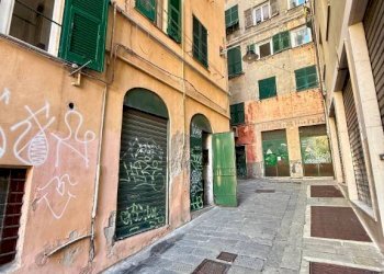 Cortile interno - Negozio vico delle Camelie, 8, Genova (zona Centro Storico) - foto 5