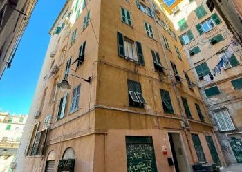 Facciata - Negozio vico delle Camelie, 8, Genova (zona Centro Storico) - foto 10