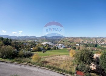 Vista delle montagne - Quadrilocale Via Giuseppe di Vittorio
 
77, Serra de' Conti - foto 22