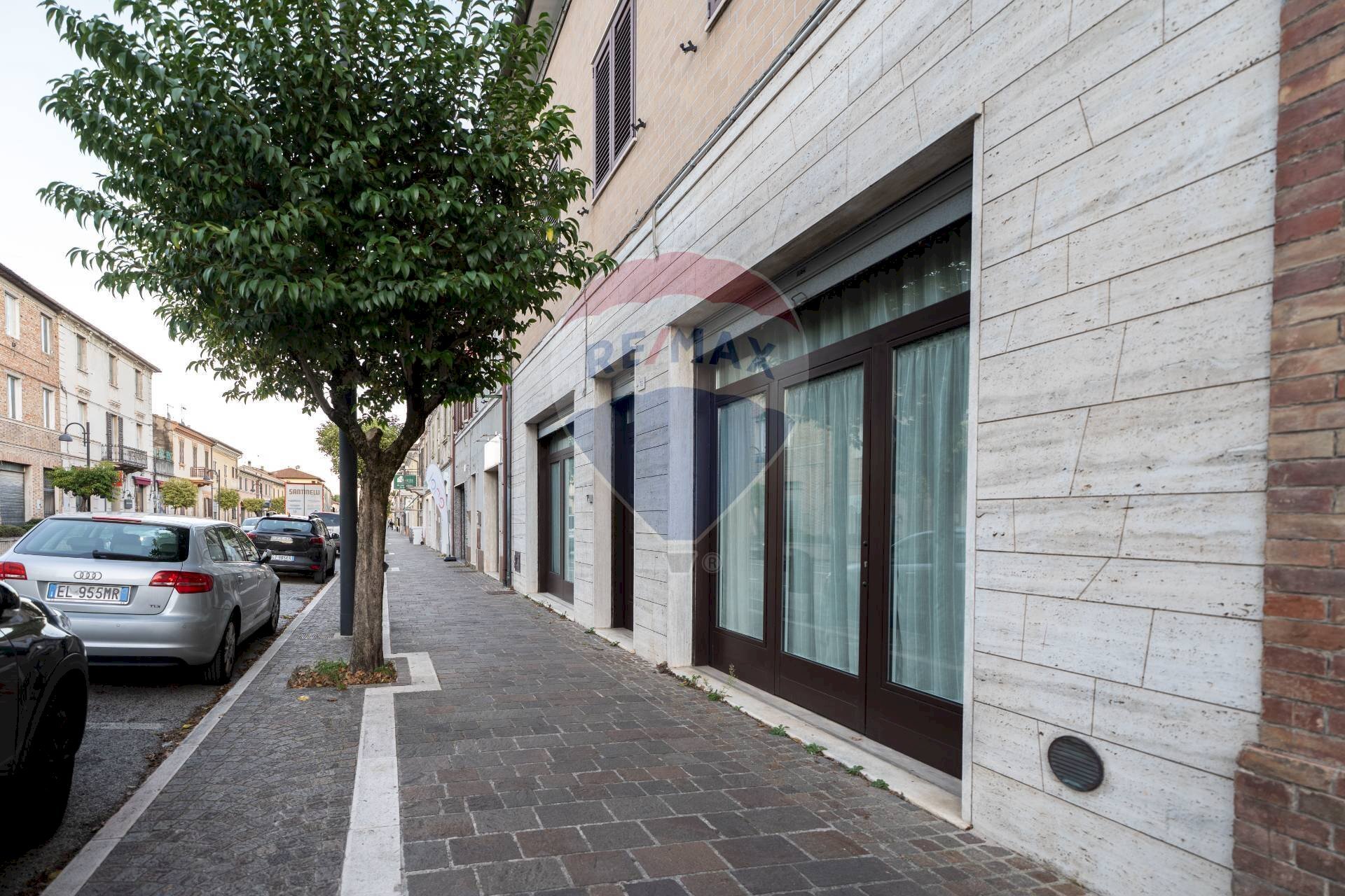 Edificio all\'aperto - Negozio Via Risorgimento
72, Maiolati Spontini - foto 2