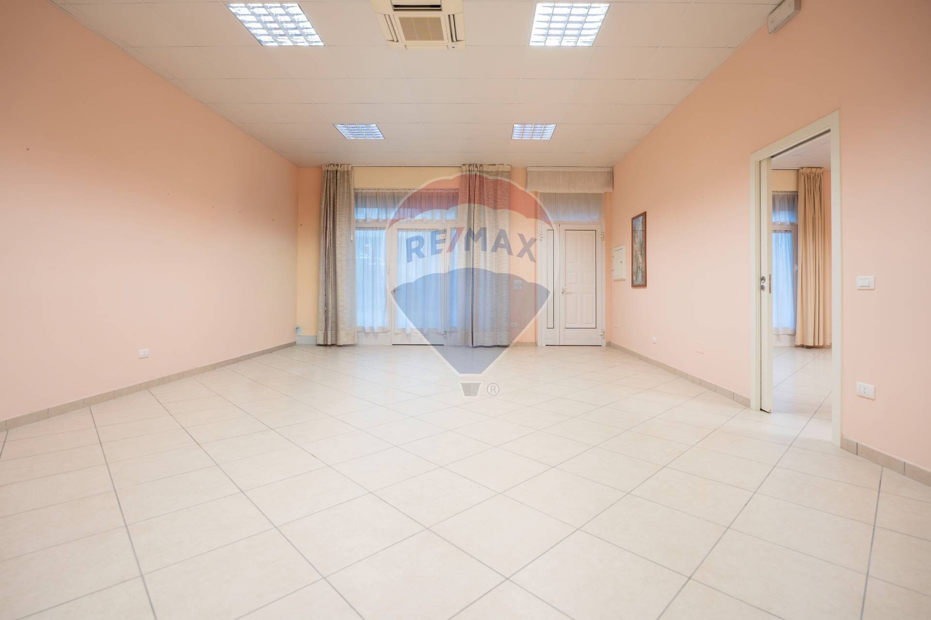 Stanza vuota - Negozio Via Risorgimento
72, Maiolati Spontini - foto 3