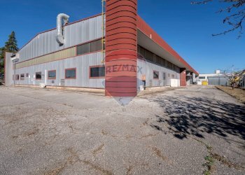 Edificio all\'aperto - Capannone Via Dell'industria
 
17, Monte San Vito - foto 8