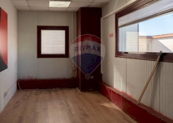 Hall / corridoio - Capannone Via Dell'industria
 
17, Monte San Vito - foto 16