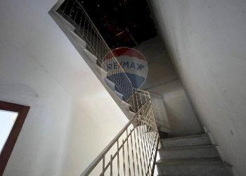 Scale per salire al sottotetto - Trilocale via Elena
 
62, Mondragone - foto 16