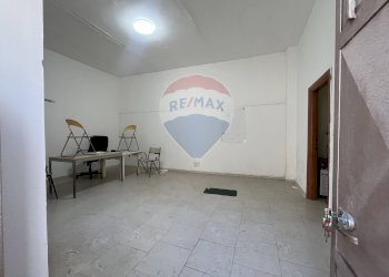 locale - Negozio via Elena
64, Mondragone - foto 2