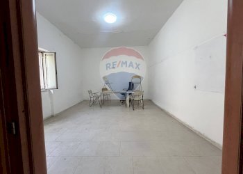 locale - Negozio via Elena
64, Mondragone - foto 3