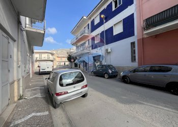 strada via elena - Negozio via Elena
64, Mondragone - foto 6