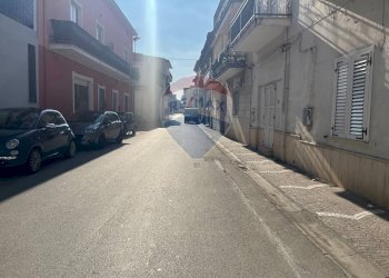 strada via elena - Negozio via Elena
64, Mondragone - foto 8