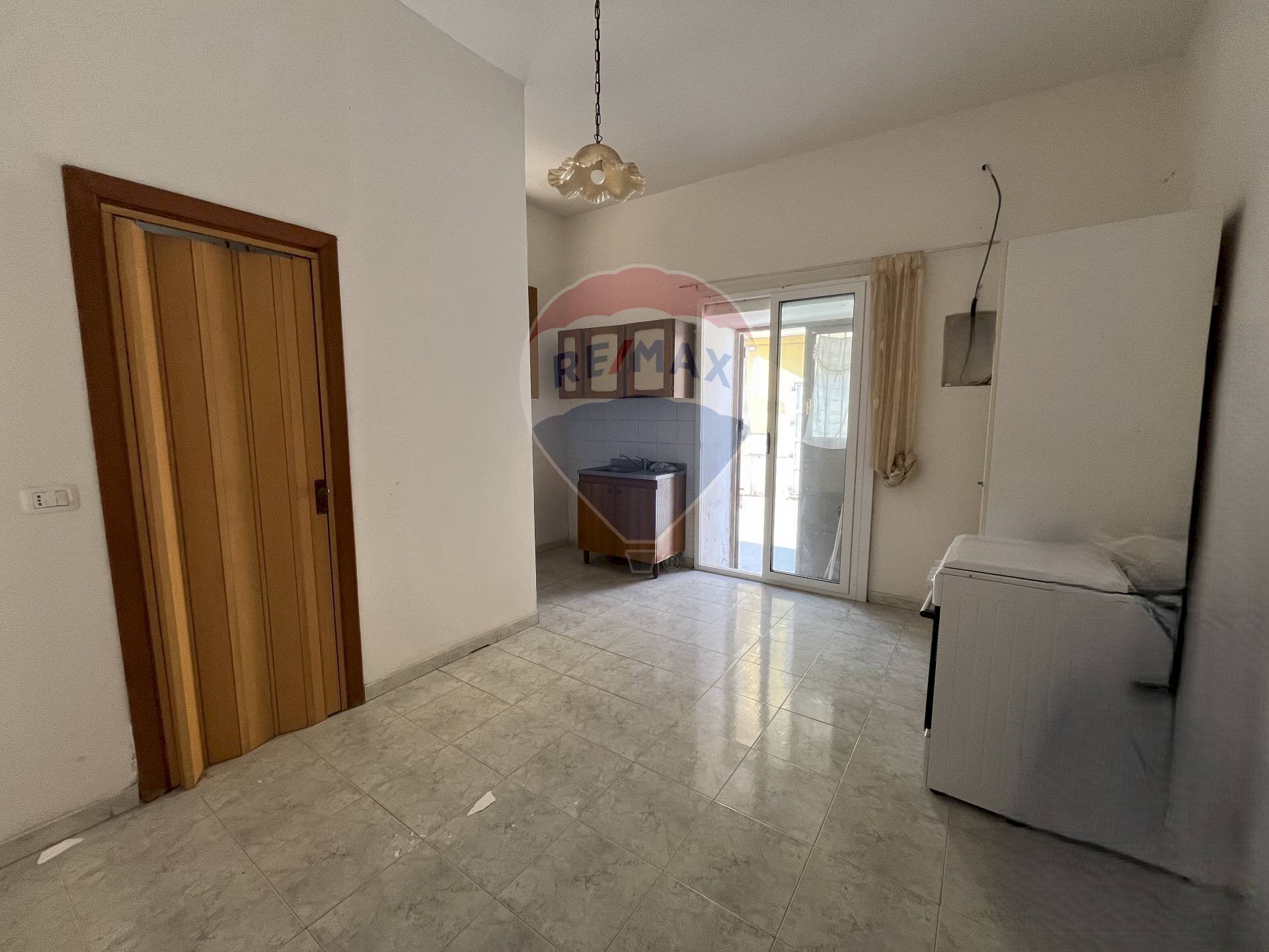 locale - Warehouse via Elena
60, Mondragone - photo 3