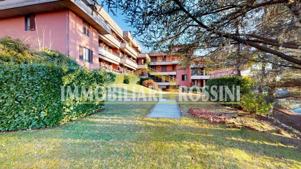 Giardino - Trilocale via Gilberto Govi, 23, Varese (zona Bobbiate) - foto 1