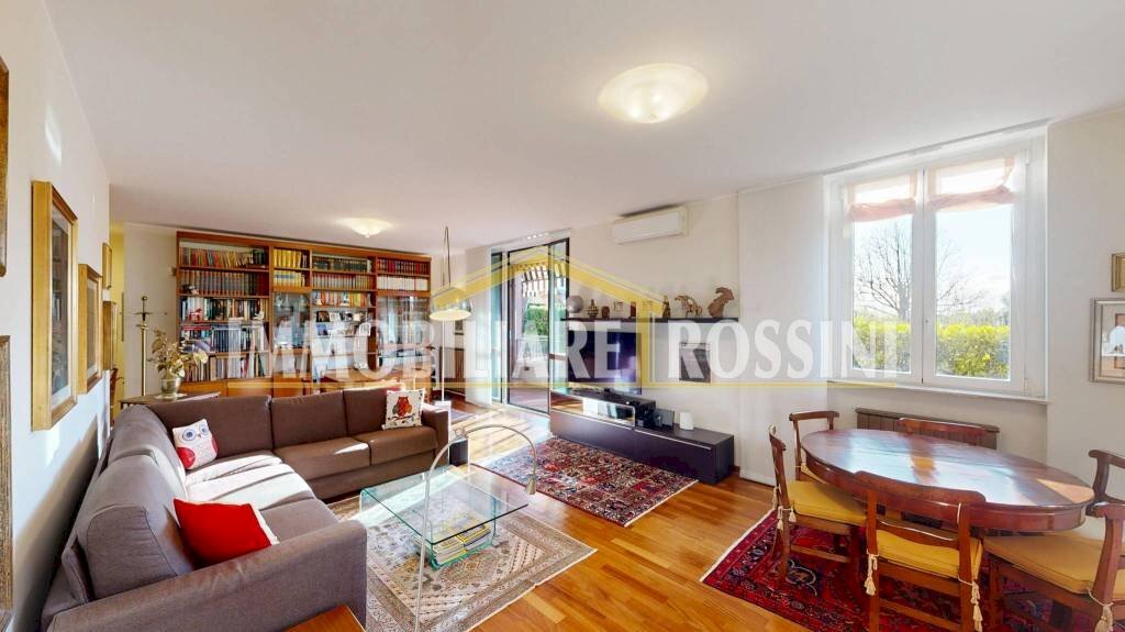 Salone - Trilocale via Gilberto Govi, 23, Varese (zona Bobbiate) - foto 2