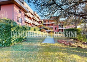 Giardino - Trilocale via Gilberto Govi, 23, Varese (zona Bobbiate) - foto 1