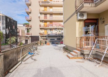 Edificio all\'aperto - Quadrilocale Via Caduti del Lavoro
 
2, Gravina di Catania - foto 27