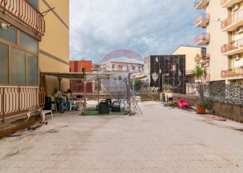 Edificio all\'aperto - Quadrilocale Via Caduti del Lavoro
 
2, Gravina di Catania - foto 31