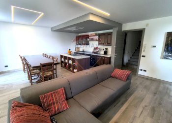 Sala da pranzo - Villa a Schiera via del roccolo
 
14, Civate - foto 10