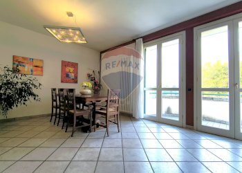Sala da pranzo - Villa a Schiera via del roccolo
 
14, Civate - foto 20