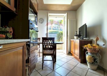 Sala da pranzo - Villa a Schiera via del roccolo
 
14, Civate - foto 24