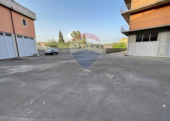 Edificio all\'aperto - Locale Commerciale Via: Luigi Capuana, Camporotondo Etneo - foto 1