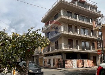 Edificio all\'aperto - Locale Commerciale Santa Teresa di Riva - foto 1