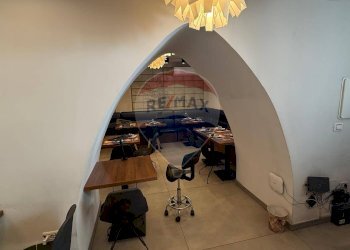 interno - Locale Commerciale Viale XXIV Maggio
 
13, Vieste - foto 4