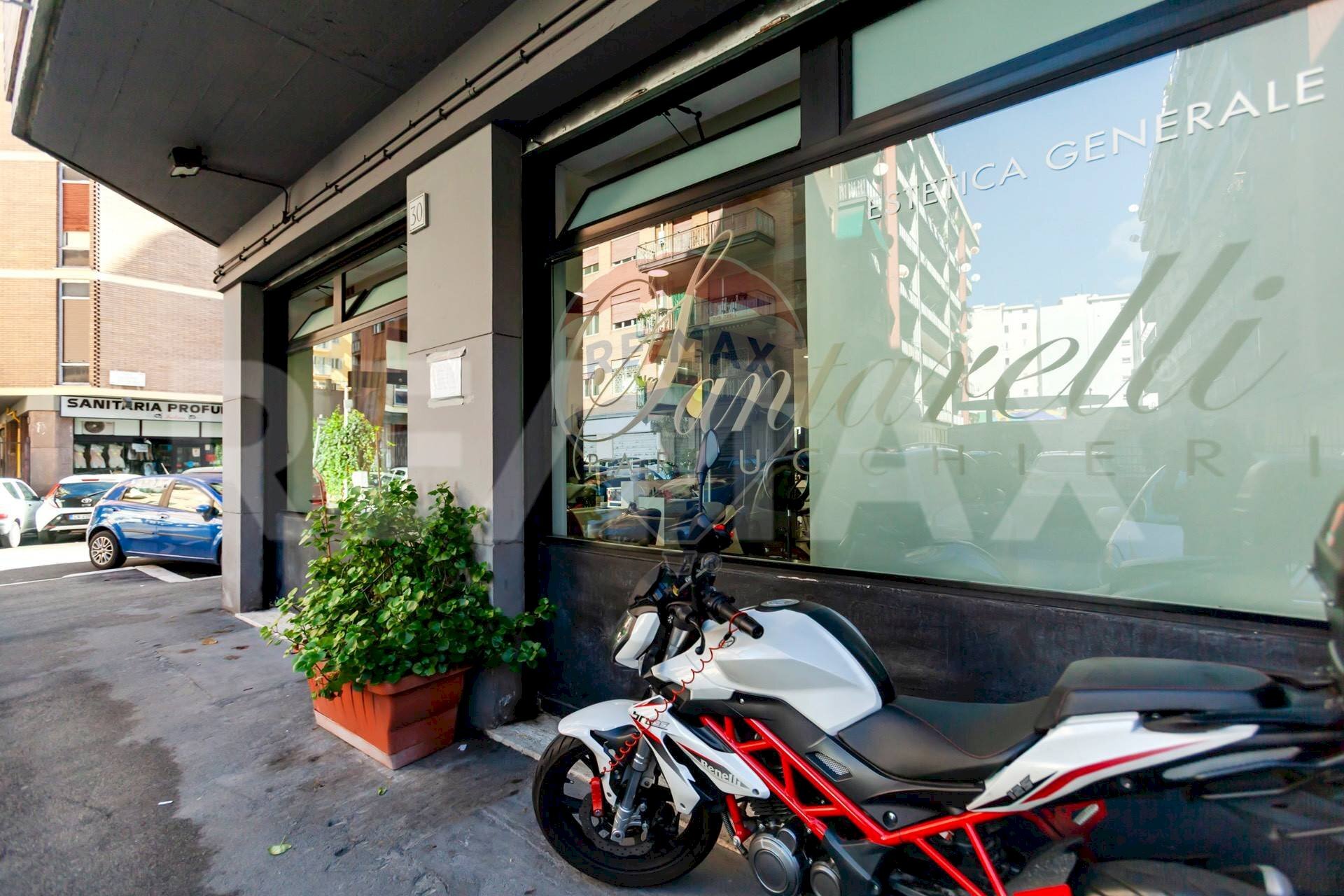 Edificio all\'aperto - Commercial Premises Via Giuseppe Zamboni
 
25, Roma - photo 2