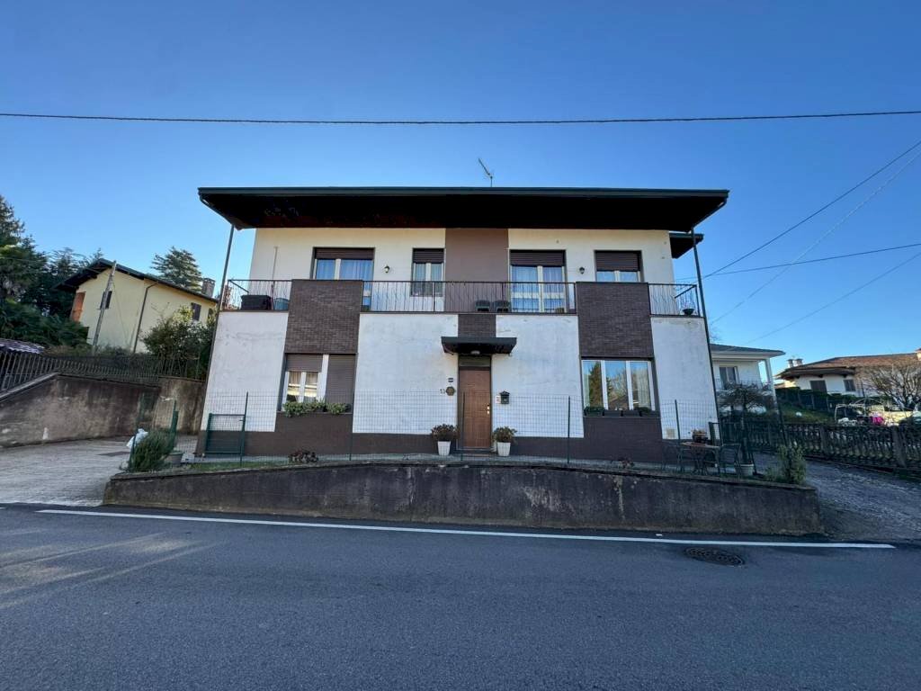 Facciata - Trilocale via Giuseppe Mazzini, 13, Mornago - foto 2