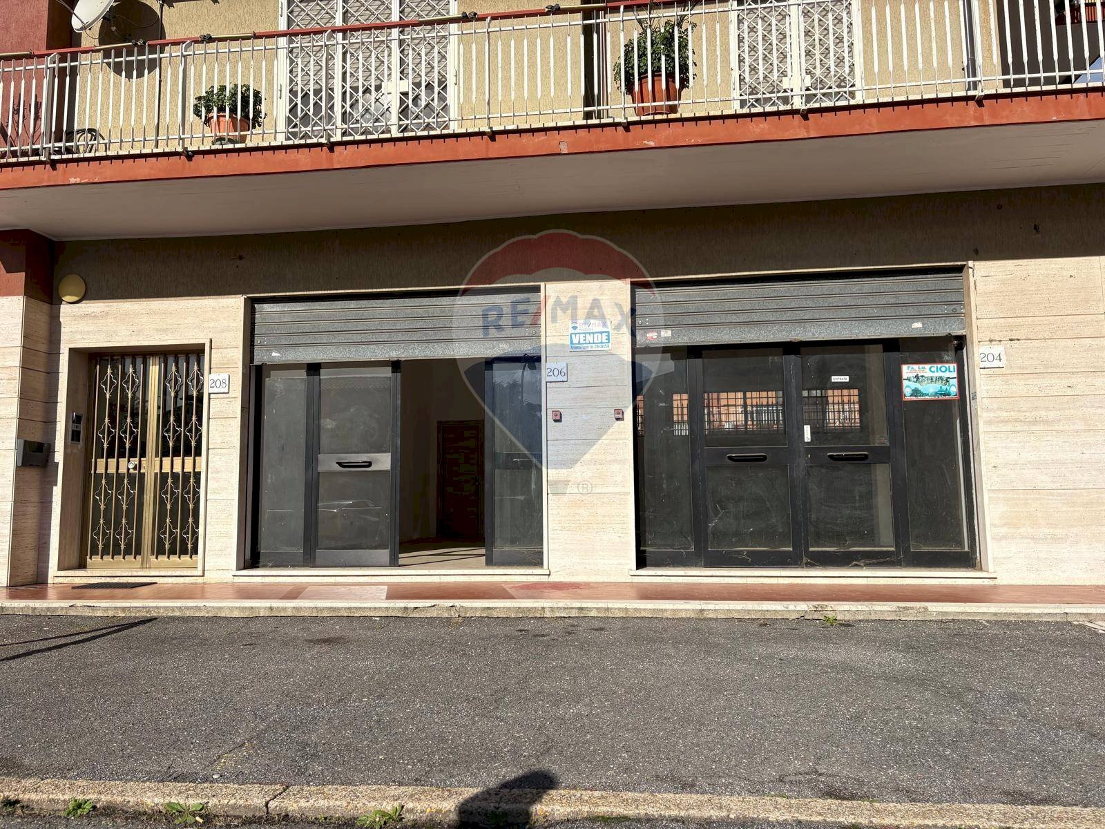 Edificio all\'aperto - Negozio Via della Repubblica
 
204-206, Marino - foto 2