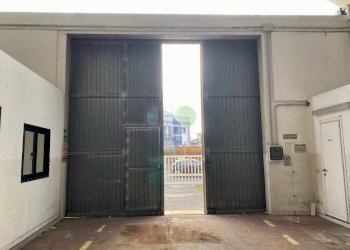 8-portone d\'ingresso.jpg - Locale Commerciale Via Aurelio Nicolodi  45, Livorno - foto 7