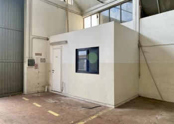 9-servizi e spogliatoio.jpg - Locale Commerciale Via Aurelio Nicolodi  45, Livorno - foto 8