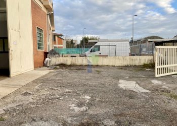 11-piazzale.jpg - Locale Commerciale Via Aurelio Nicolodi  45, Livorno - foto 9