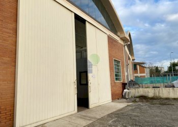 12-portone d\'ingresso.jpg - Locale Commerciale Via Aurelio Nicolodi  45, Livorno - foto 10