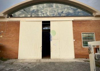 13-facciata.jpg - Locale Commerciale Via Aurelio Nicolodi  45, Livorno - foto 11