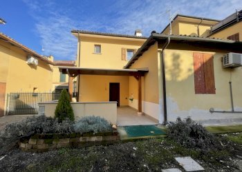 facciata - Trilocale Via R. Tolomelli 5, San Pietro in Casale - foto 2