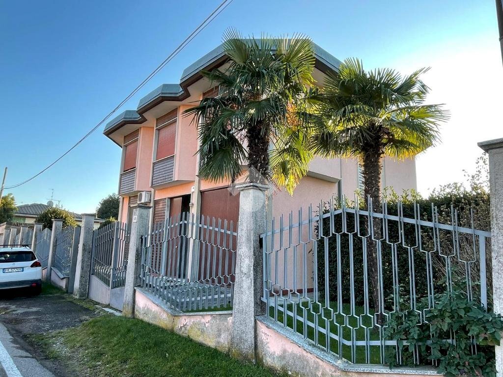 Villa Via Monte Rosa, Busto Garolfo - foto 1