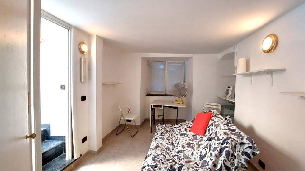 Stanza arredata - Negozio via Eugenia Ravasco, Genova (zona Centro Storico) - foto 2