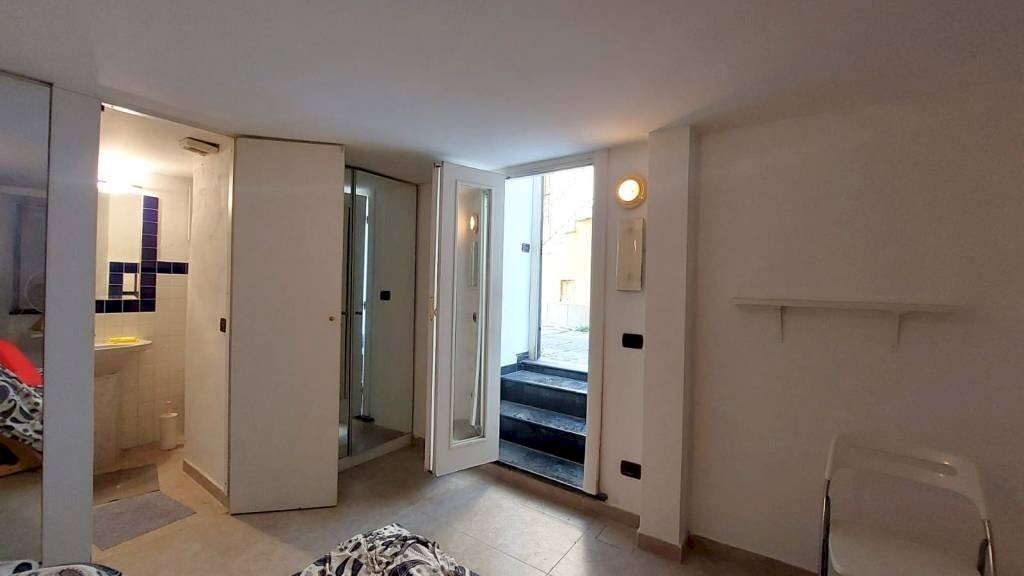 Stanza arredata - Negozio via Eugenia Ravasco, Genova (zona Centro Storico) - foto 3