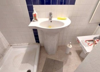 Bagno - Negozio via Eugenia Ravasco, Genova (zona Centro Storico) - foto 9