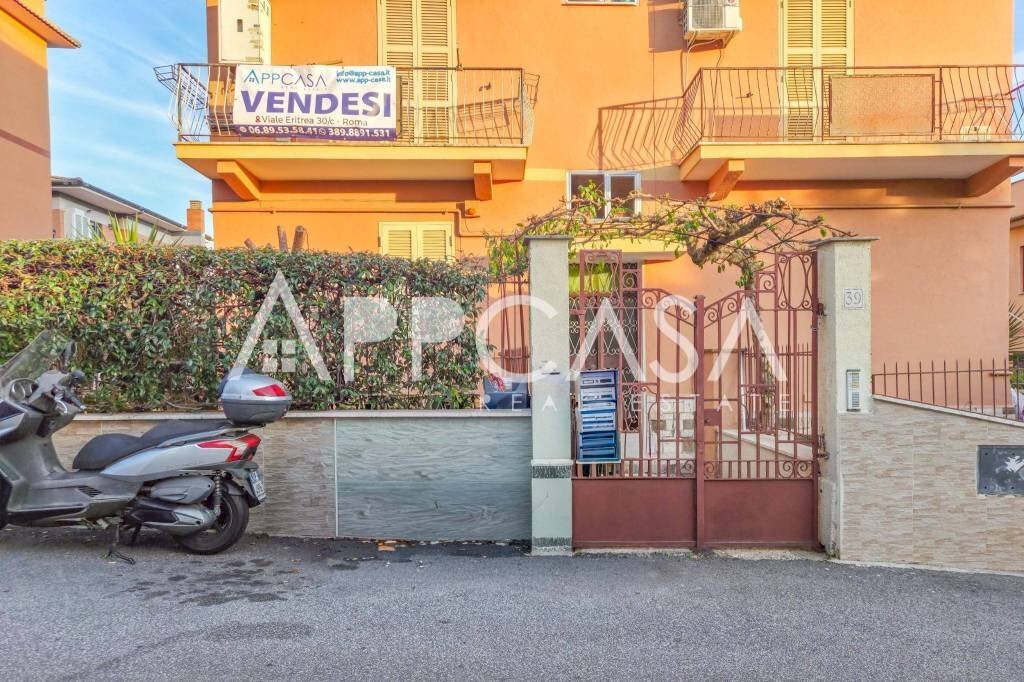 Facciata - Trilocale via Luigi Carrer, 39, Roma (zona Casal Boccone) - foto 1