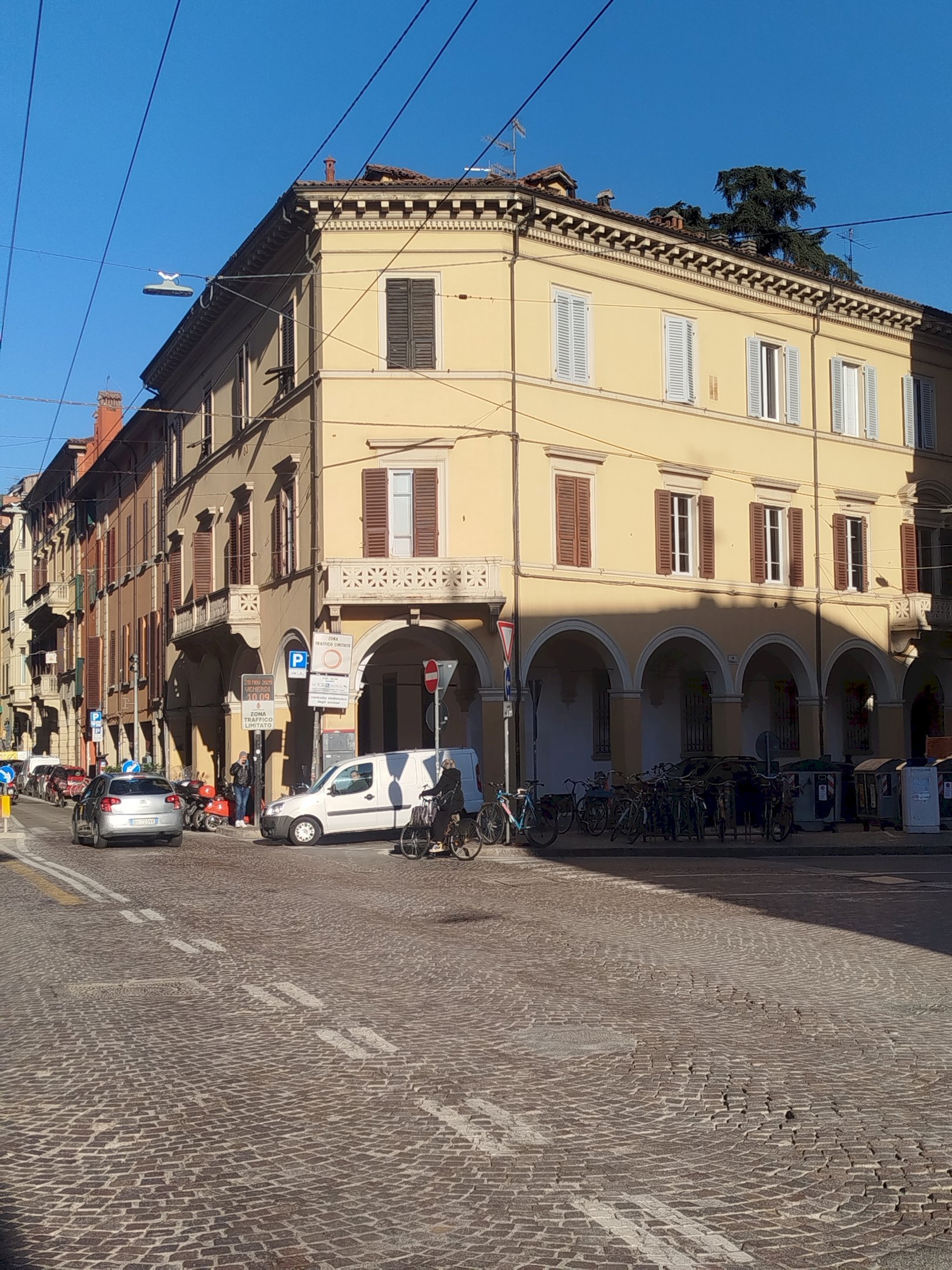 Shop via Santo Stefano, 84, Bologna (neighborhood Centro Storico) - photo 2
