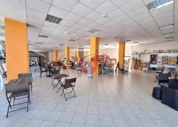 Foto 1 - Negozio Via Tre Santi, Ceppaloni - foto 1