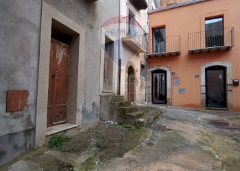 Edificio all\'aperto - Casa semi indipendente Via Orbiti
 
42, Caltagirone - foto 1