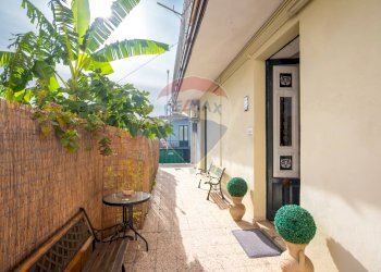 Terrazza - Attività Commerciale VIA SANTA MARIA LA STELLA
 
6, Aci Sant'Antonio - foto 3