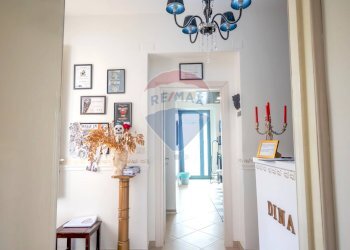 Hall / corridoio - Attività Commerciale VIA SANTA MARIA LA STELLA
 
6, Aci Sant'Antonio - foto 12