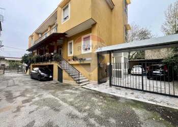 Edificio all\'aperto - Casa semi indipendente via Nuova detta Palmentiello
133, Napoli - foto 2