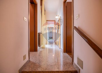 Hall / corridoio - Casa semi indipendente Via Garibaldi
 
11, Dairago - foto 11