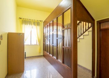 Hall / corridoio - Casa semi indipendente Via Garibaldi
 
11, Dairago - foto 30