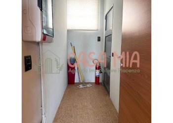 accesso laterale - Locale Commerciale Via emilia ovest, Rottofreno - foto 7